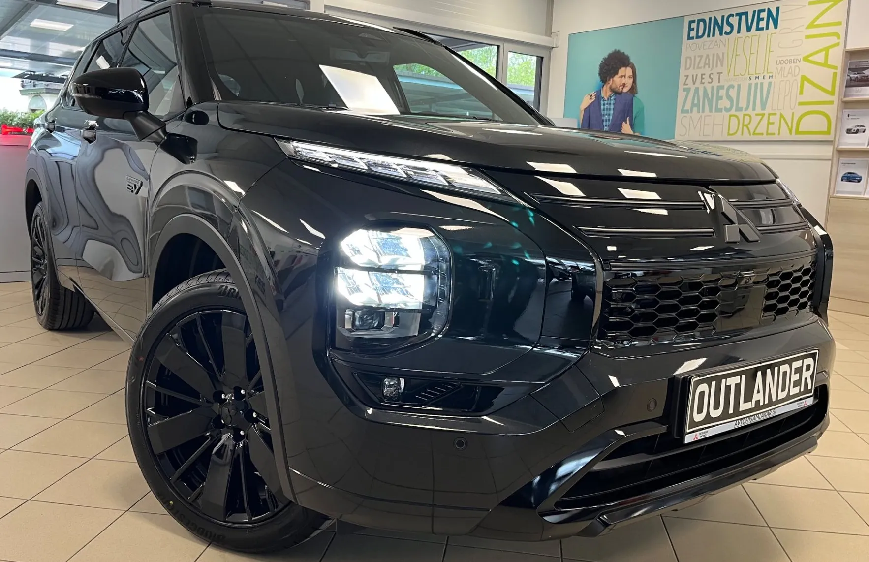 Zunanja slika - Mitsubishi Outlander - Black Edition PHEV 4WD 2.4  Avt. - NA ZALOGI - - 1