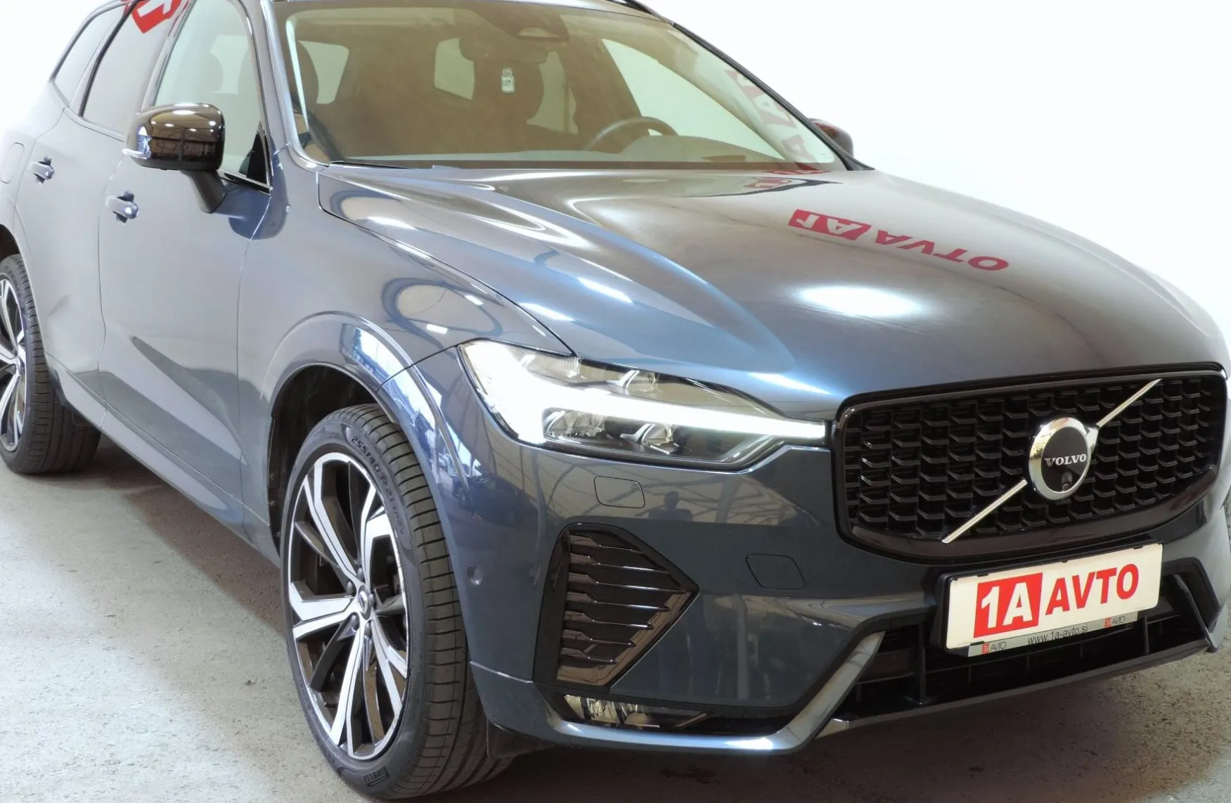 Zunanja slika - Volvo XC60 - B5P AWD Ultimate Dark Avt. LED-KAMERE 360-PANORAMA - 3