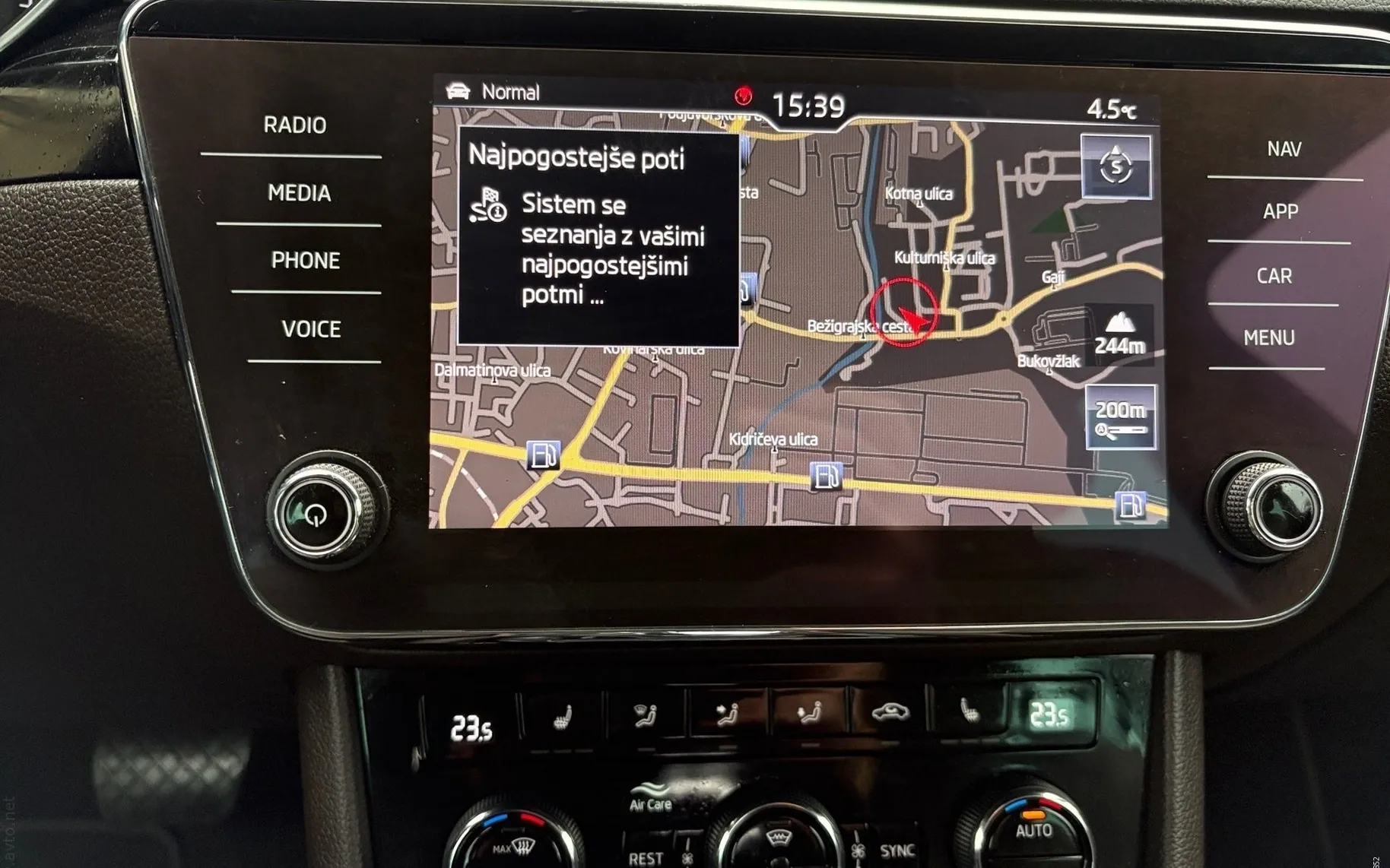 Notranja slika - Škoda Superb - 2.0 TDI L K Combi DSG 4X4 ... - 12