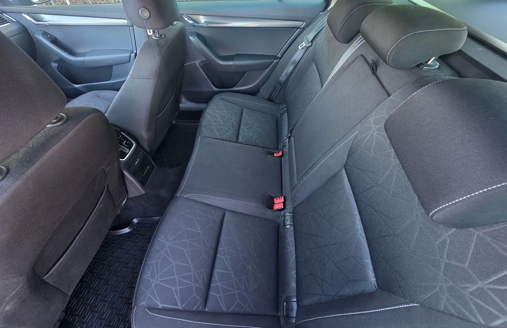 Zunanja slika - Škoda Octavia - COMBI 2.0TDI DSG LED-NAVI-CANON-GRETJE SEDEŽEV-ALU - 14