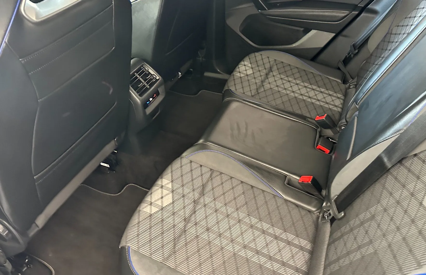Zunanja slika - Volkswagen Tiguan - 2.0 TDI DSG R-Line 110kW.KAMERA.ACC.USNJE.LED - 8