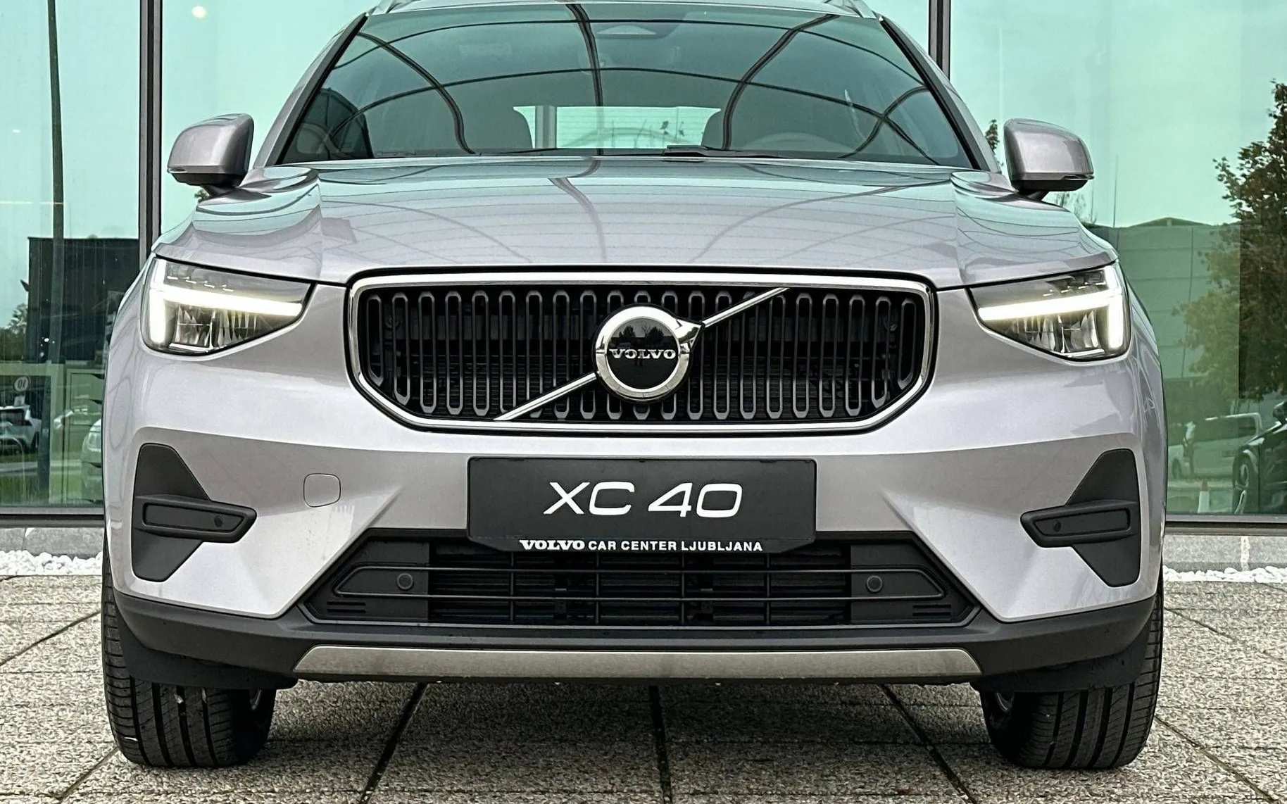 Zunanja slika - Volvo XC40 - B3 P Core AT DCT 3 leta garancije + 3 servisi... - 2