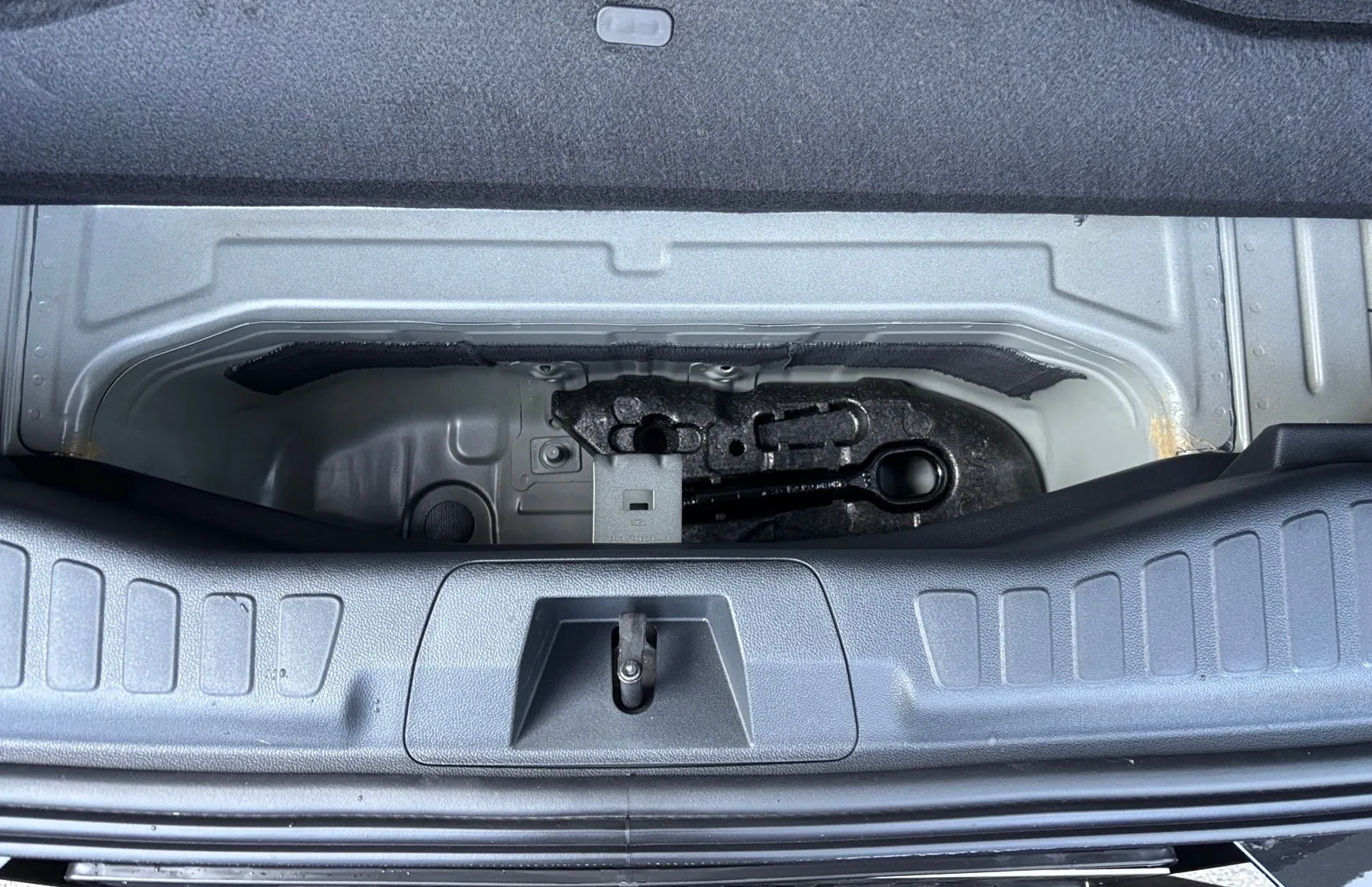 Zunanja slika - Ford Explorer - EV SELECT elektromotor 77 kWh 286PS AUT - 11