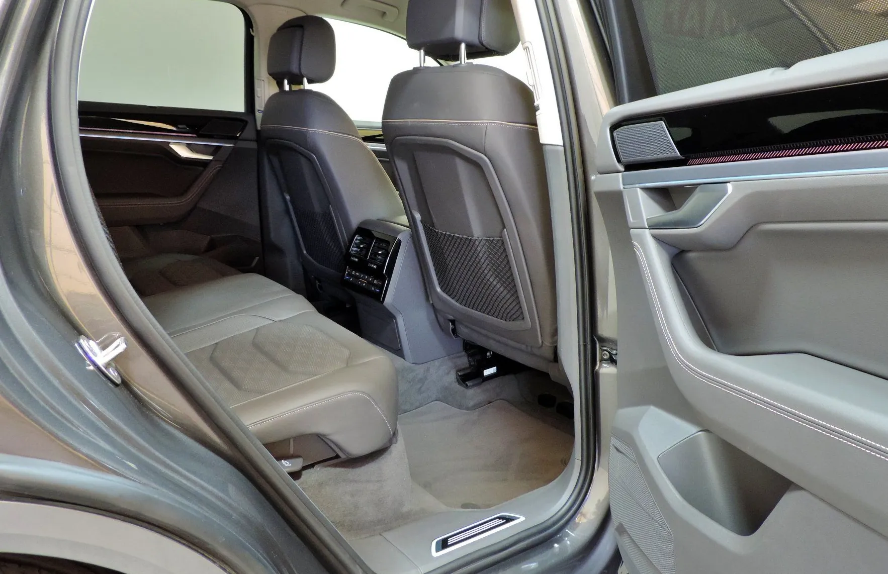 Zunanja slika - Volkswagen Touareg - 4motion V6 TDI BMT R-Line Final Edition Tiptronic - 12