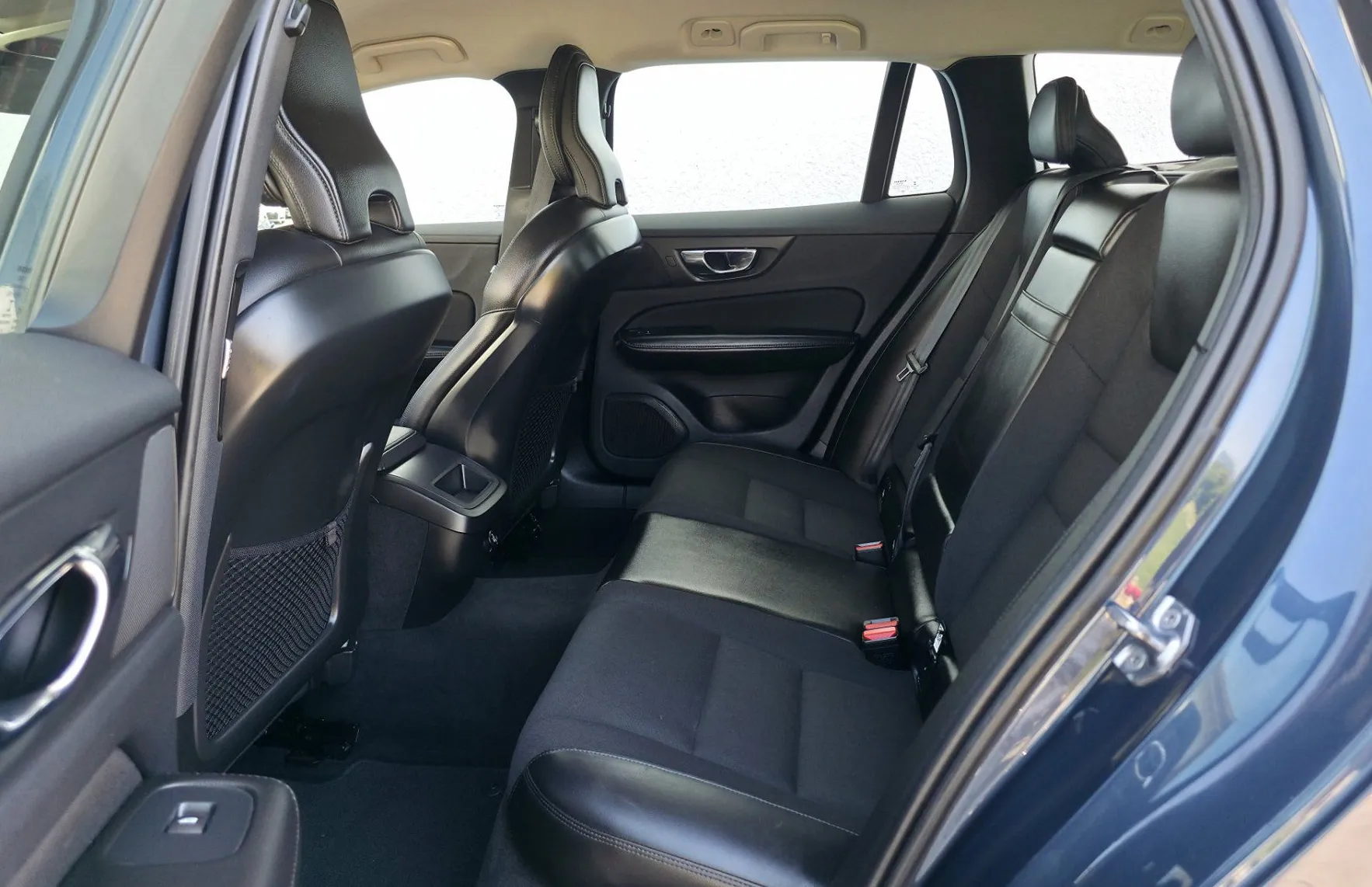 Zunanja slika - Volvo V60 - D3 Momentum FULLED•TEMP•LANE•NAV•KAMERA•2X-PDC•17C - 7
