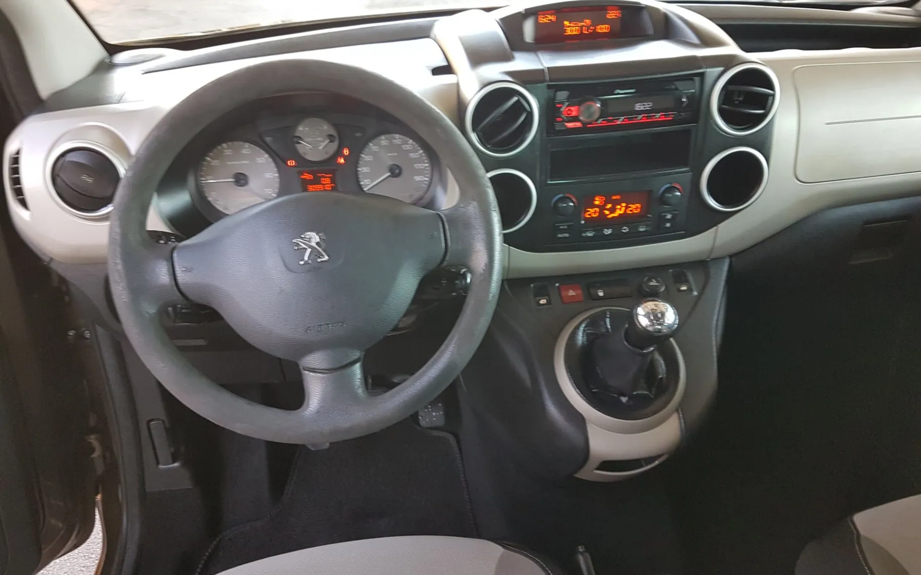 Zunanja slika - Peugeot Partner Tepee - Partner 1.6 e-HDi Active - OPR. VELIKI SERVIS - 10