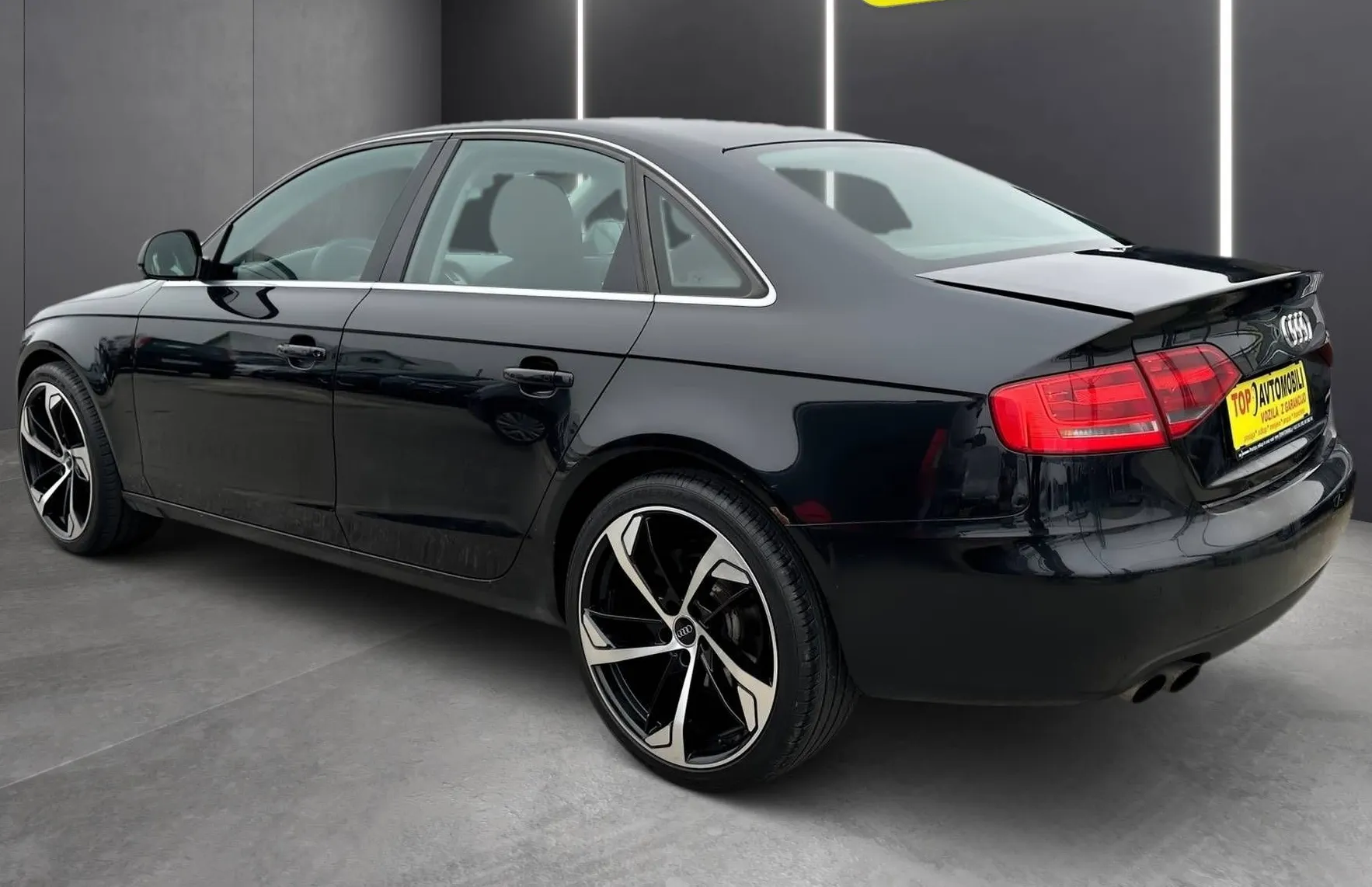 Zunanja slika - Audi A4 - 2.0 TDI SLOVENSKI BI-XENON TEMPOMAT PDC MEGLENKE . - 4