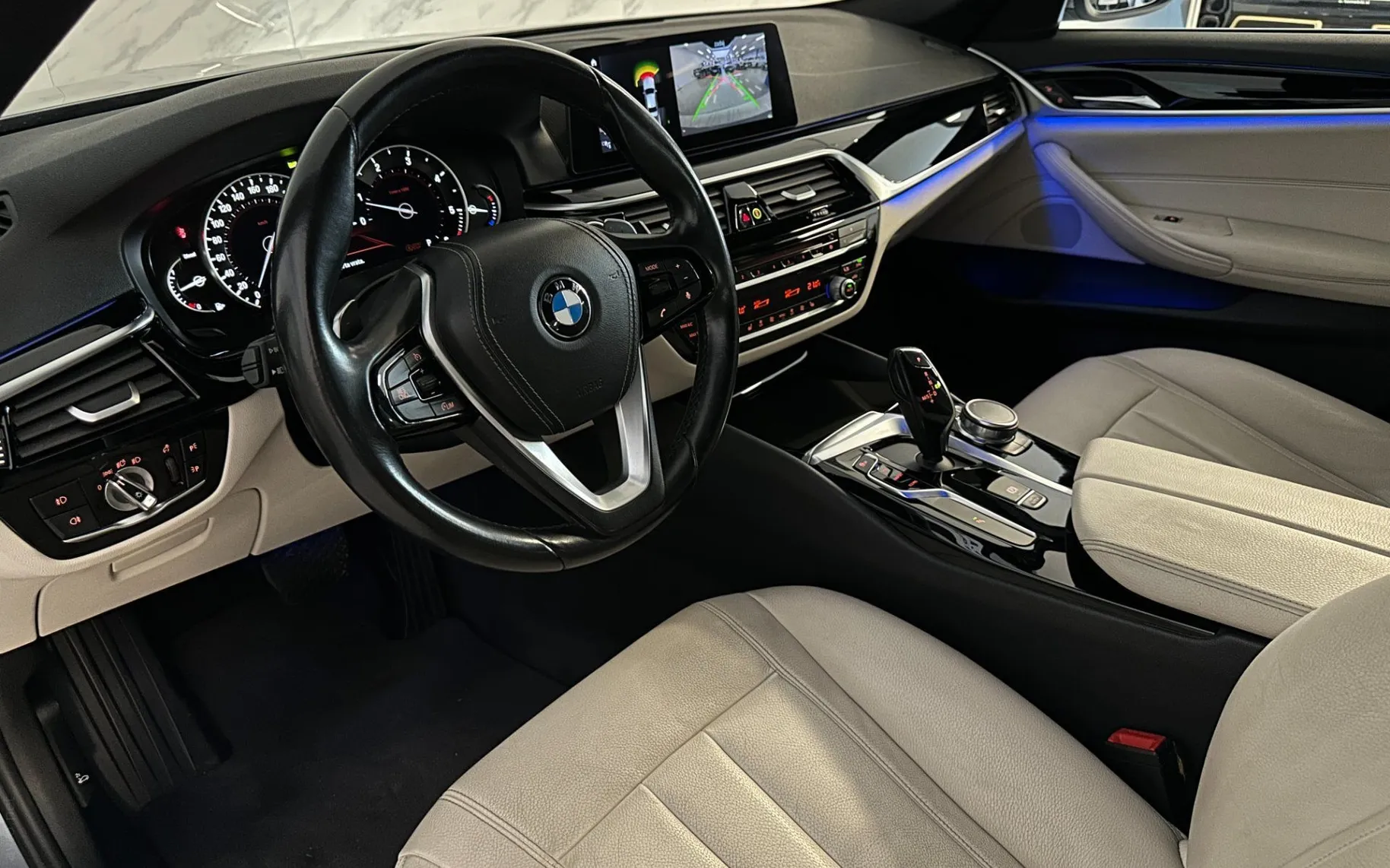 Notranja slika - BMW serija 5: - 520d - Kamera - Memory - Gretje - AmbientL - Temp. - 8