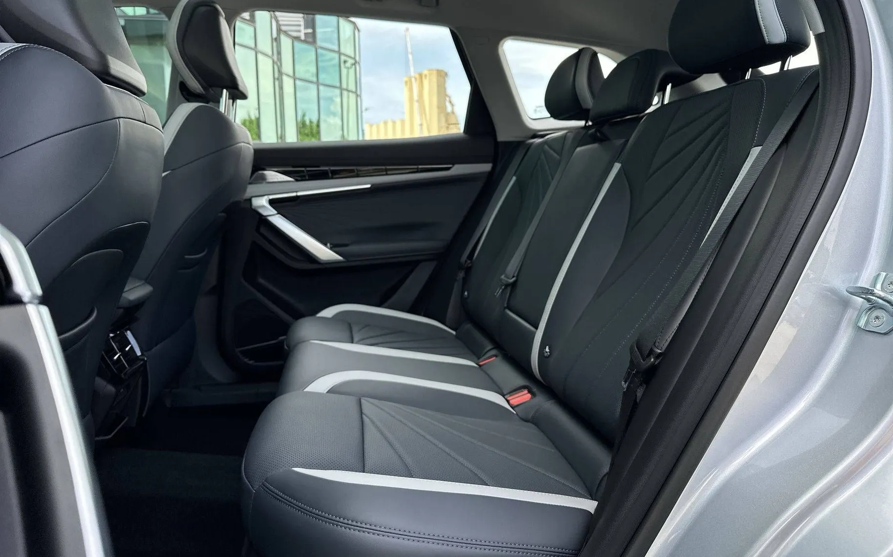 Notranja slika - Geely StarRay - 2.0 TD 8A T AWD GF - 11