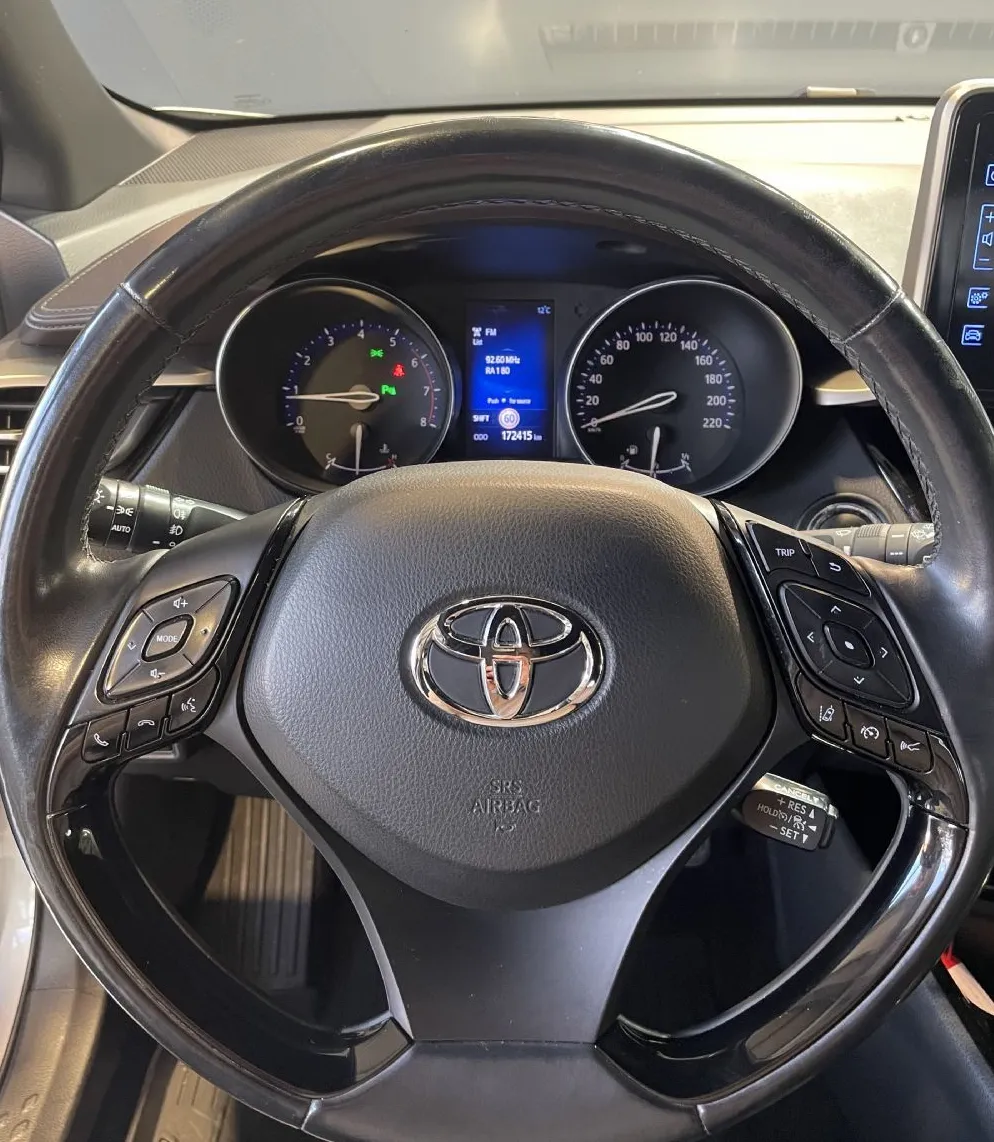 Zunanja slika - Toyota C-HR - KEYLESS-KAMERA-RADAR-LANE-PARK SENZORJI-GRETJE SED - 11