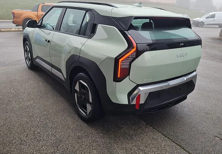 Zunanja slika - KIA EV3 - 58.3 kWh baterija. 150 kW  204 KM  Star - 7