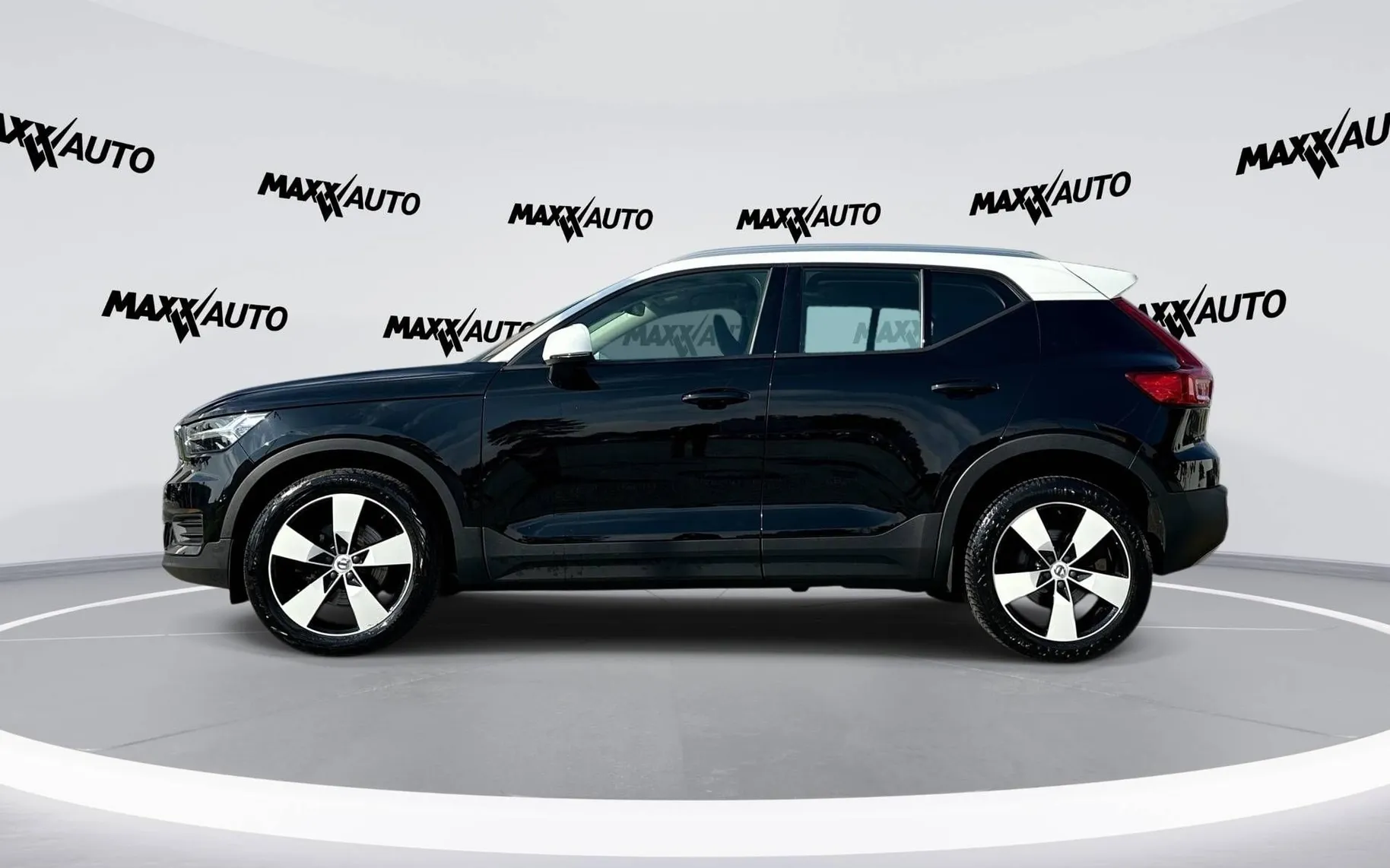 Notranja slika - Volvo XC40 - B4 P AWD Momentum Pro Avt. - 8