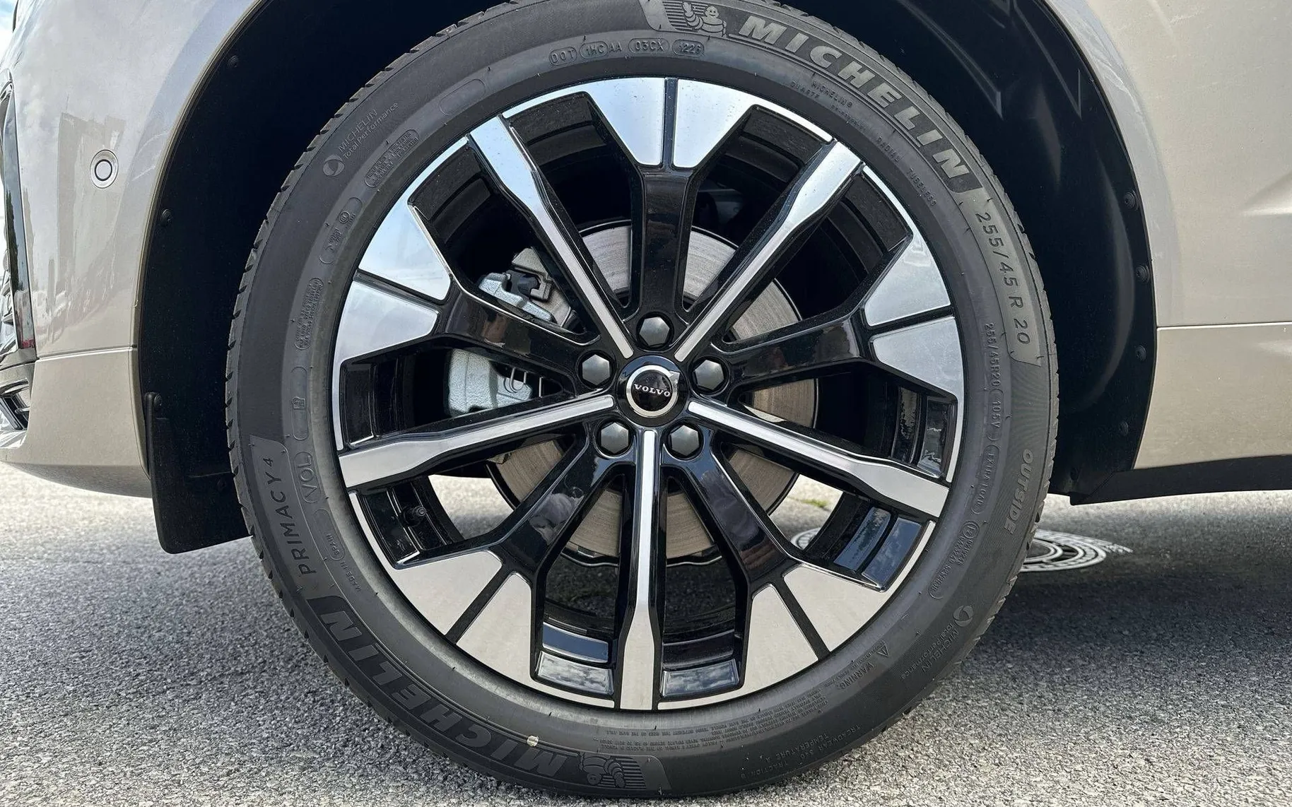Notranja slika - Volvo XC60 - B5 P AWD Plus Dark Avt. - 9