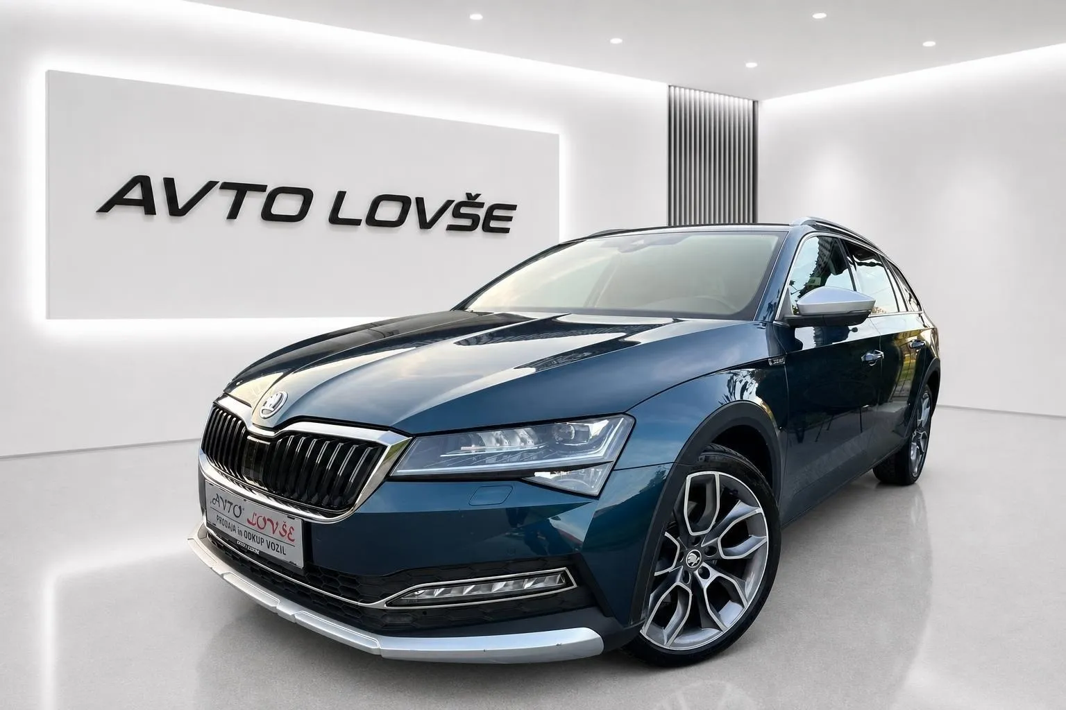 Zunanja slika - Škoda Superb - Combi 2.0 TDI Scout DSG-1 LASTNIK-ALU-KAM-LED-VI.. - 1