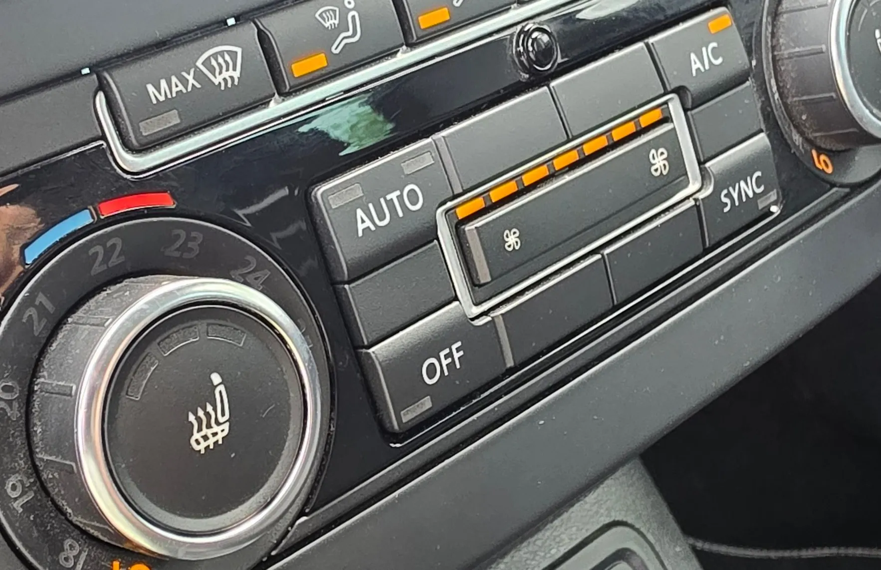 Zunanja slika - Volkswagen Tiguan - 2.0 TDI 4MOTION BMT XENON-GRETJE-KAMERA-GRETJE SŽ - 17