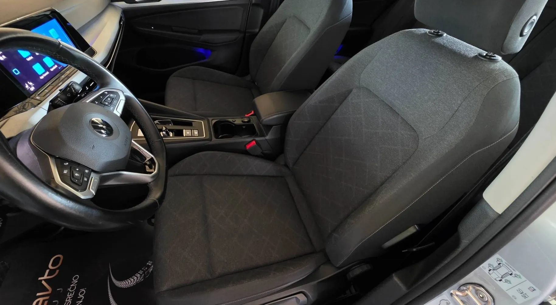 Notranja slika - Volkswagen Golf Variant - 2.0 TDI DSG Life  Nemško por.   ACC   Ambientna - 10