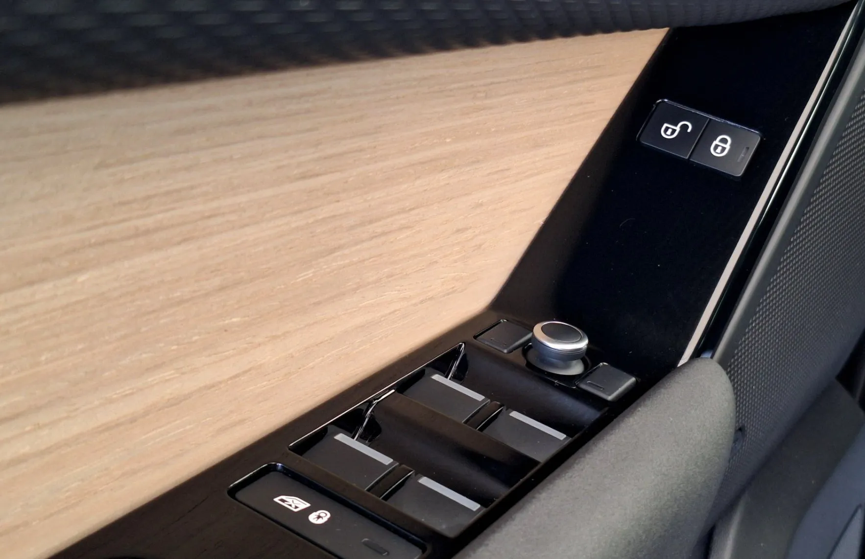 Zunanja slika - Land Rover Range Rover Velar - 2.0 TD Base Aut.•ALCANTARA•KAMERA•ALU20•VL.KLJU - 15