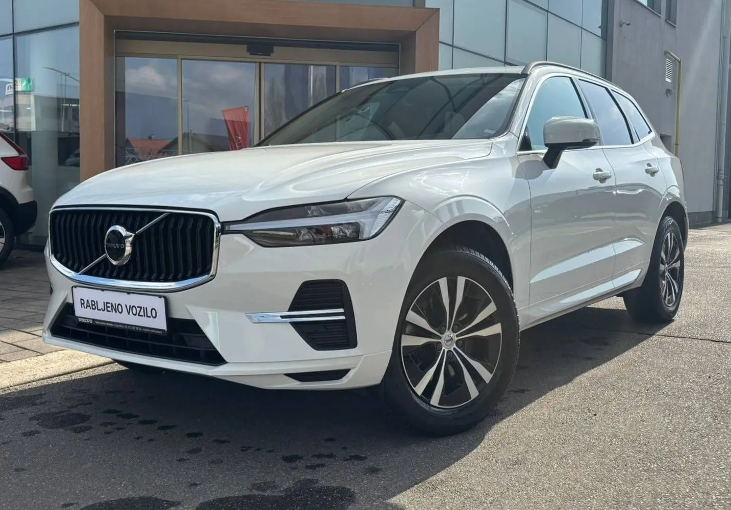 Zunanja slika - Volvo XC60 - B4P Momentum PRO AT FWD KAMERA-GRETJE.SED.-DAB+ - 1