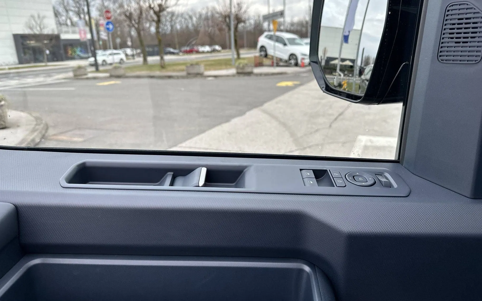 Zunanja slika - KIA PV5 - 71.2 kWh baterija 120 kW 163 KS  Quantum - 13