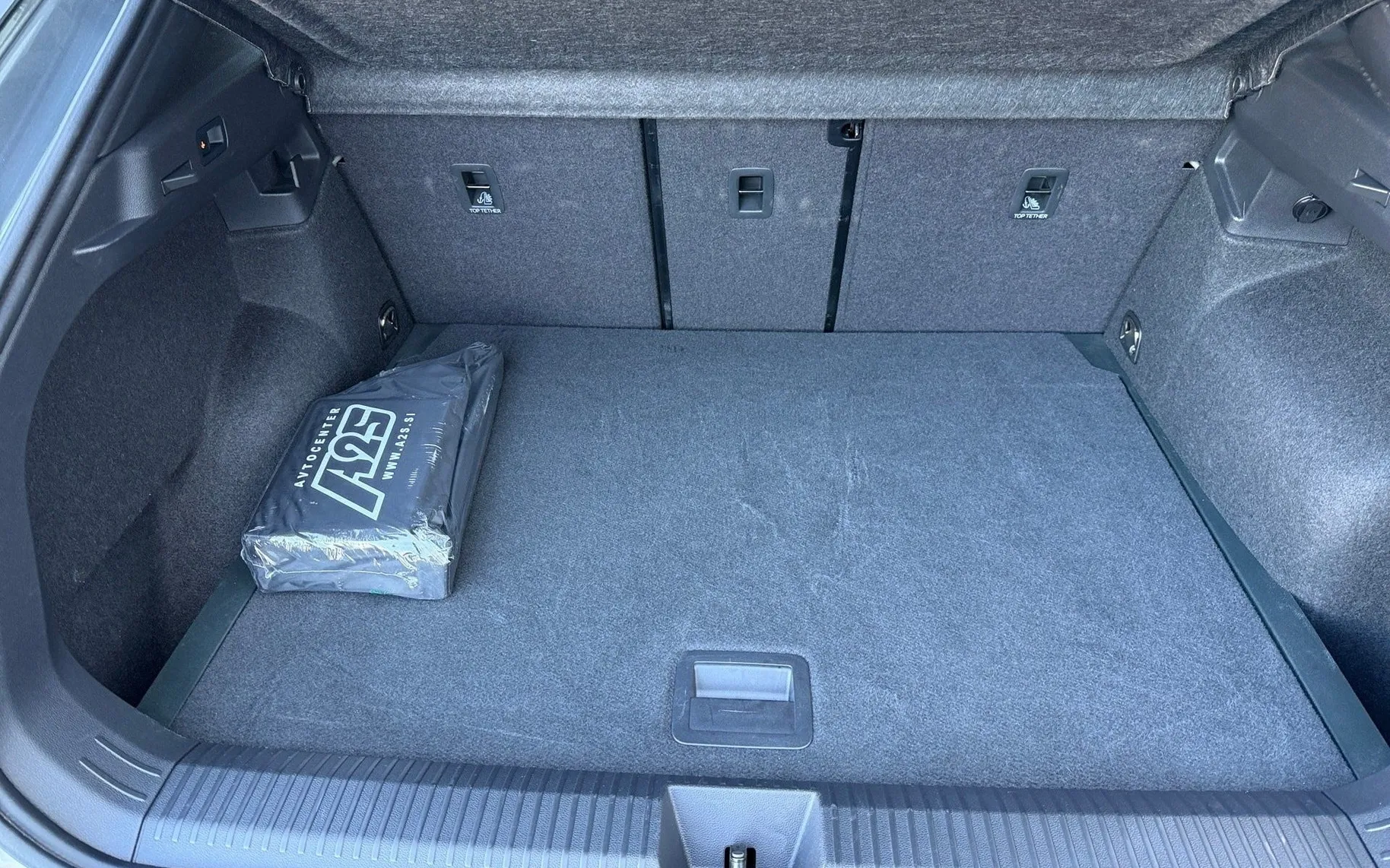 Notranja slika - Volkswagen T-Roc - 1.5 eTSI R-Line DSG-SLO-IQ Light-Vlečna kljuka.... - 12