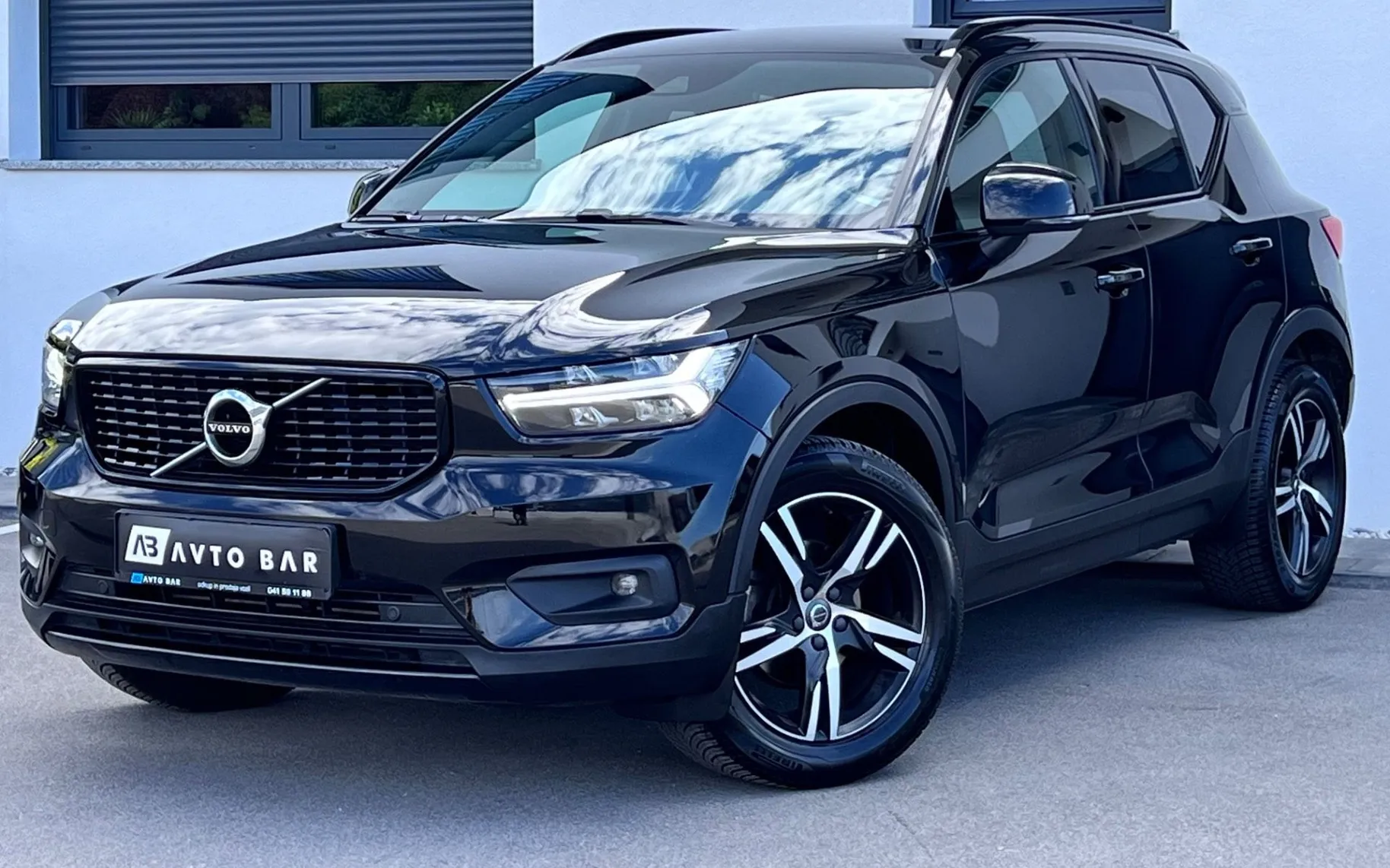 Zunanja slika - Volvo XC40 - T3 R-design+ALU+LED+HI-FI+KLJUKA... - 3