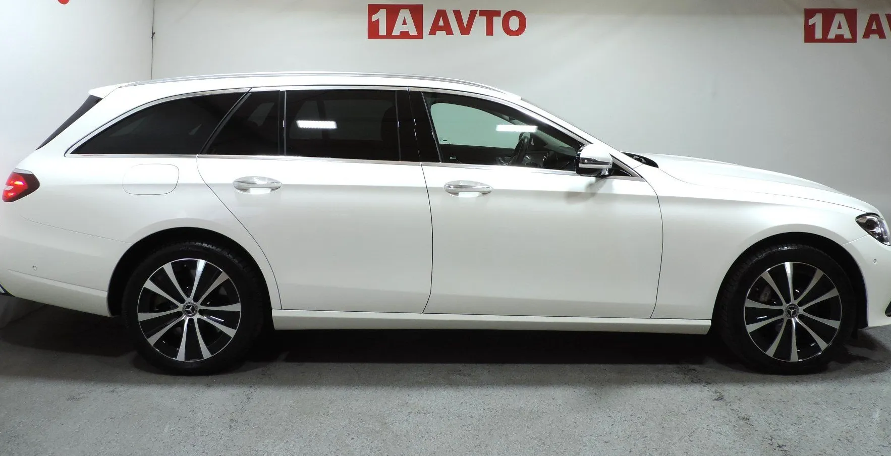 Zunanja slika - Mercedes-Benz E-Razred - E 300 de 4MATIC T  Avt. ACC-360-MRTVI KO - 4