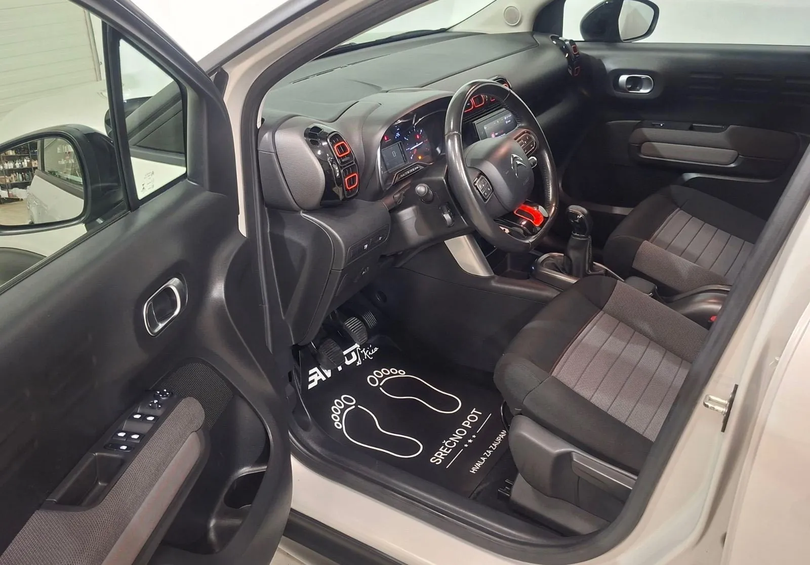 Notranja slika - Citroën C3 Aircross - 1.2 -LED-KAMERA-NAVI-TEMPOMAT-SERVISNA KNJ-KLJUKA - 9