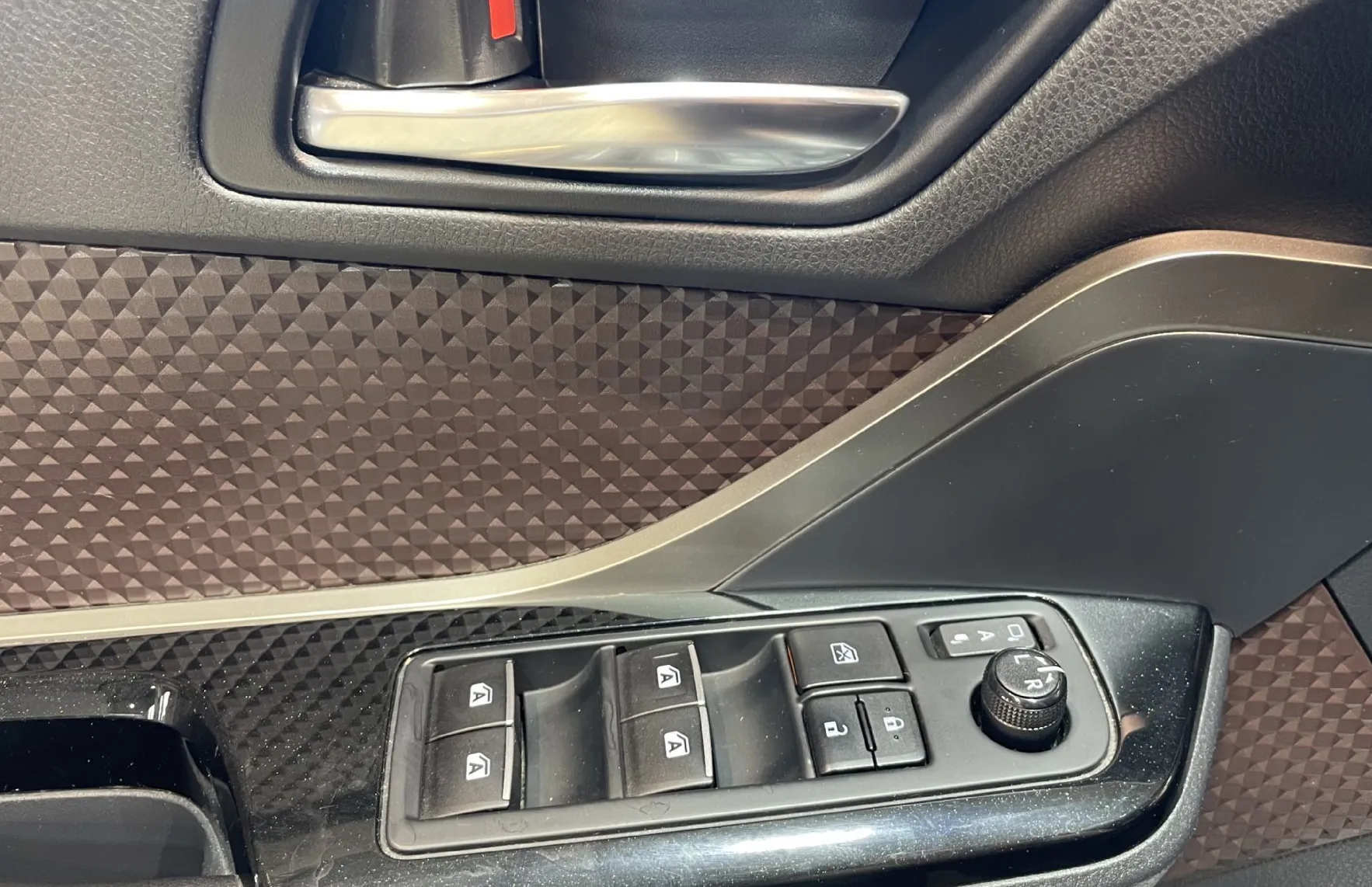 Zunanja slika - Toyota C-HR - KEYLESS-KAMERA-RADAR-LANE-PARK SENZORJI-GRETJE SED - 14