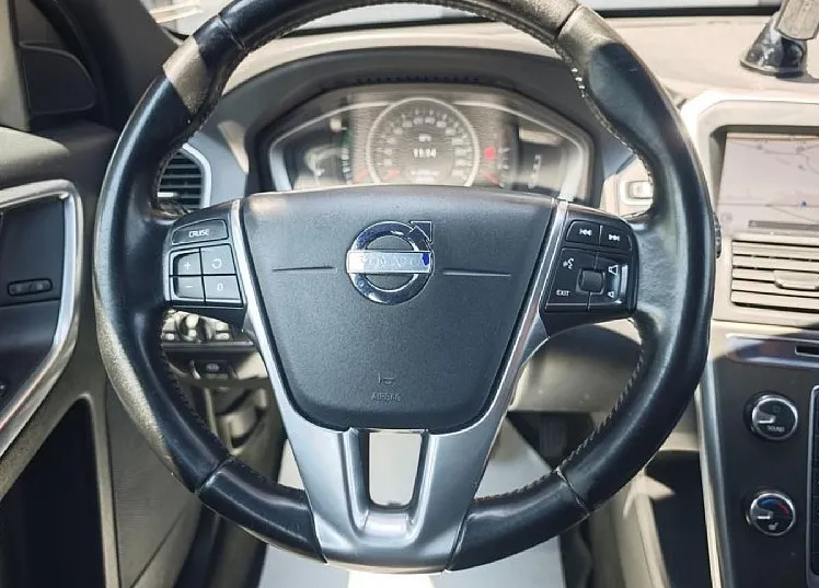 Zunanja slika - Volvo XC60 - D3 AUTO - VLEČNA KLJUKA - TEMPOMAT - GRETI SEDEŽI - 10