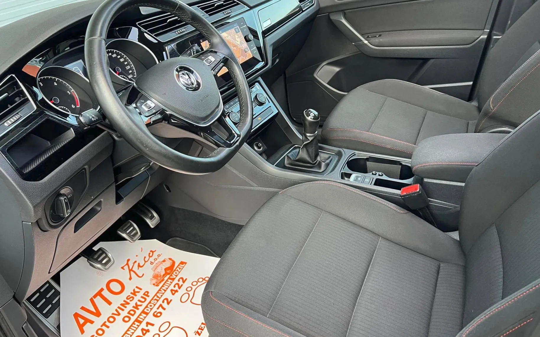 Notranja slika - VW Touran - 2.0 TDI-R-LINE-BI-XENON-LED-PANORAMA-NAVI-PDC-... - 9