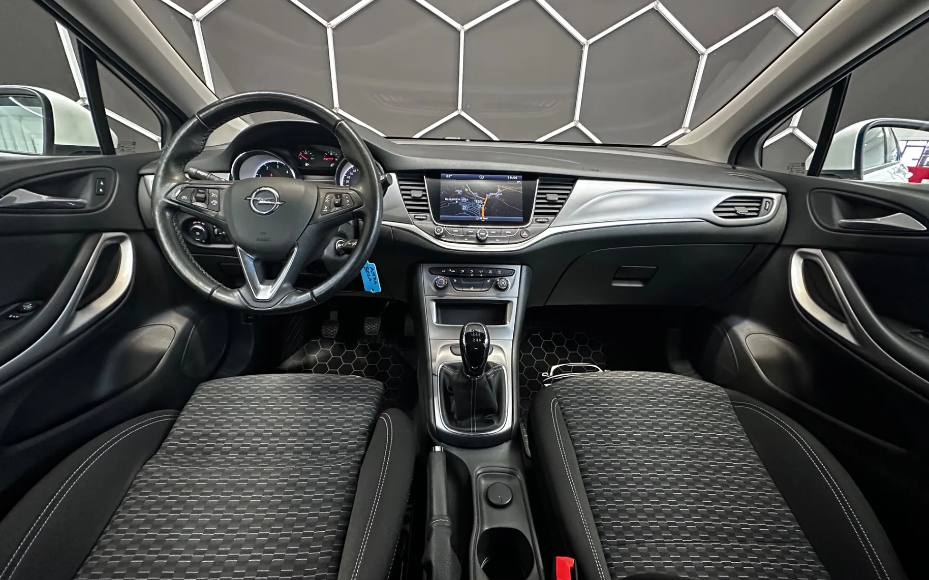 Notranja slika - Opel Astra - Sports Tourer 1.6 CDTI VELIKA NAVI+KAMERA+GR.SEDEŽ - 8