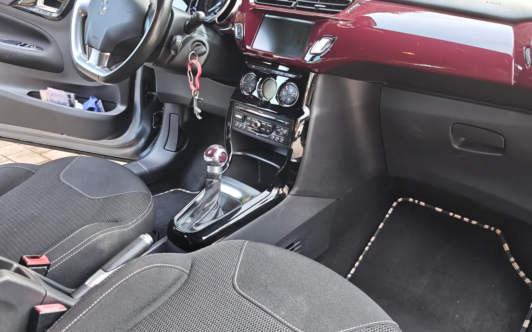 Notranja slika - Citroën DS3 - 1,6 HDi So Chic FAP - 7