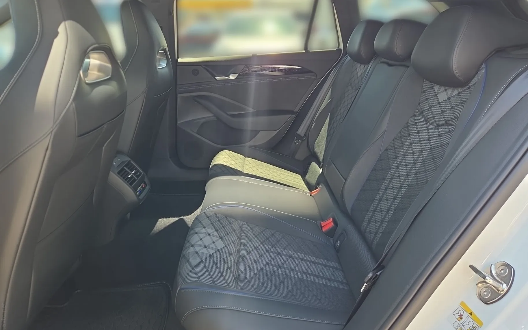 Notranja slika - Volkswagen Passat Variant - 1.5 eTSI BMT 4Joy DSG  akcija tedna - 11