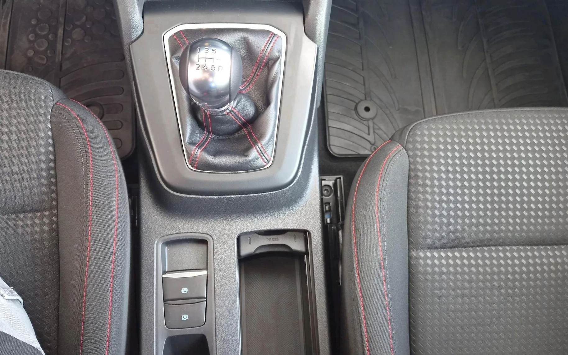 Zunanja slika - Ford Focus - Karavan 1.0 EcoBoost ST-Line-SLO-NAVI-RADAR-BLISS - 17