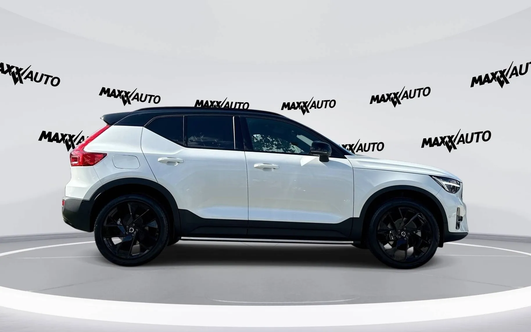 Zunanja slika - Volvo XC40 - B4P Ultra Black Edition Avt. - 4