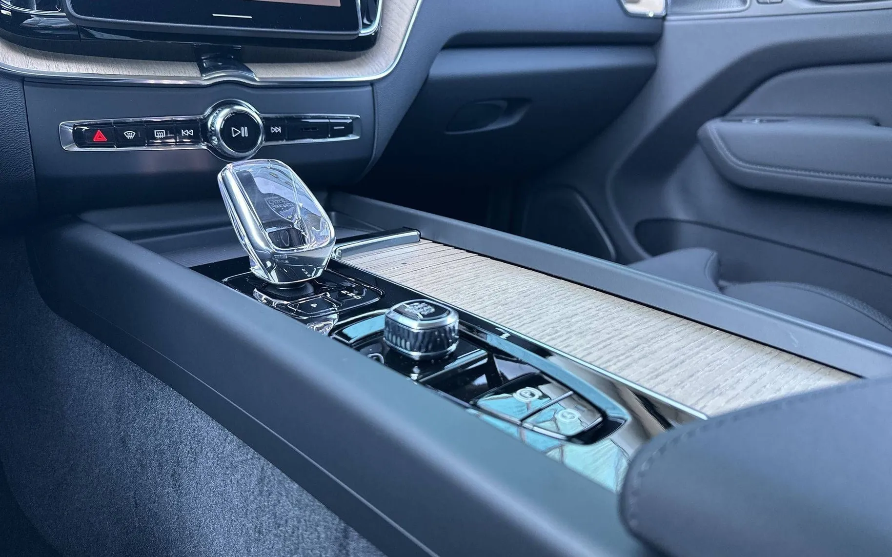 Notranja slika - Volvo XC60 - B5  P  AWD Plus Dark 3 leta garancije + 3 servisi - 19