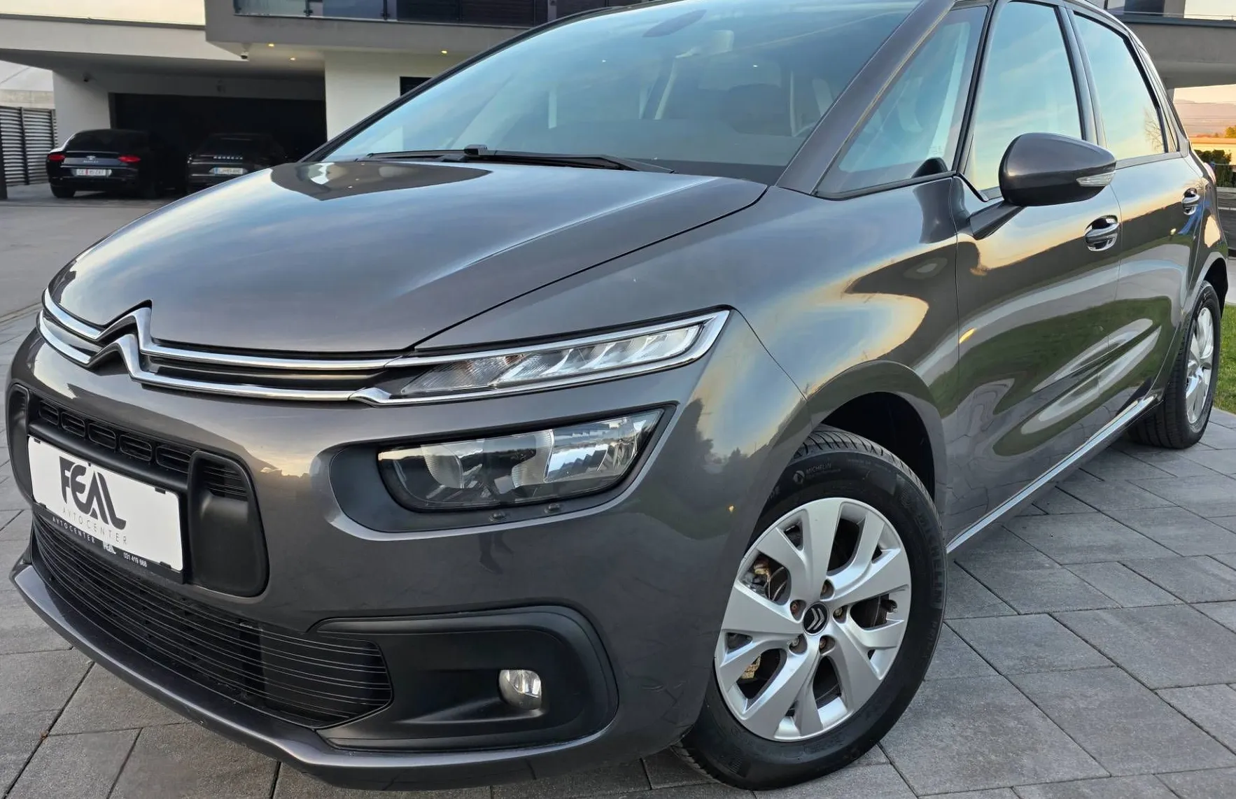 Zunanja slika - Citroën C4 - Picasso 1.2 PT-1 LASTNIK-SERVISNA KNJIGA-FACELIFT-ODLIČEN - 1