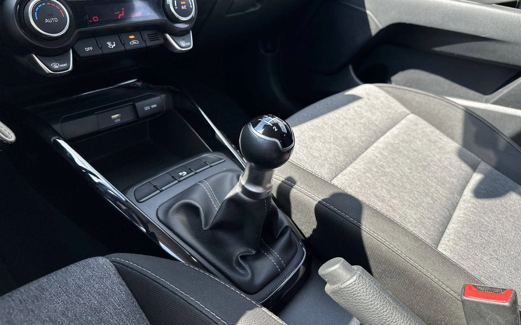 Notranja slika - KIA Stonic - 1.2 DPI LX Urban ISG... - 26