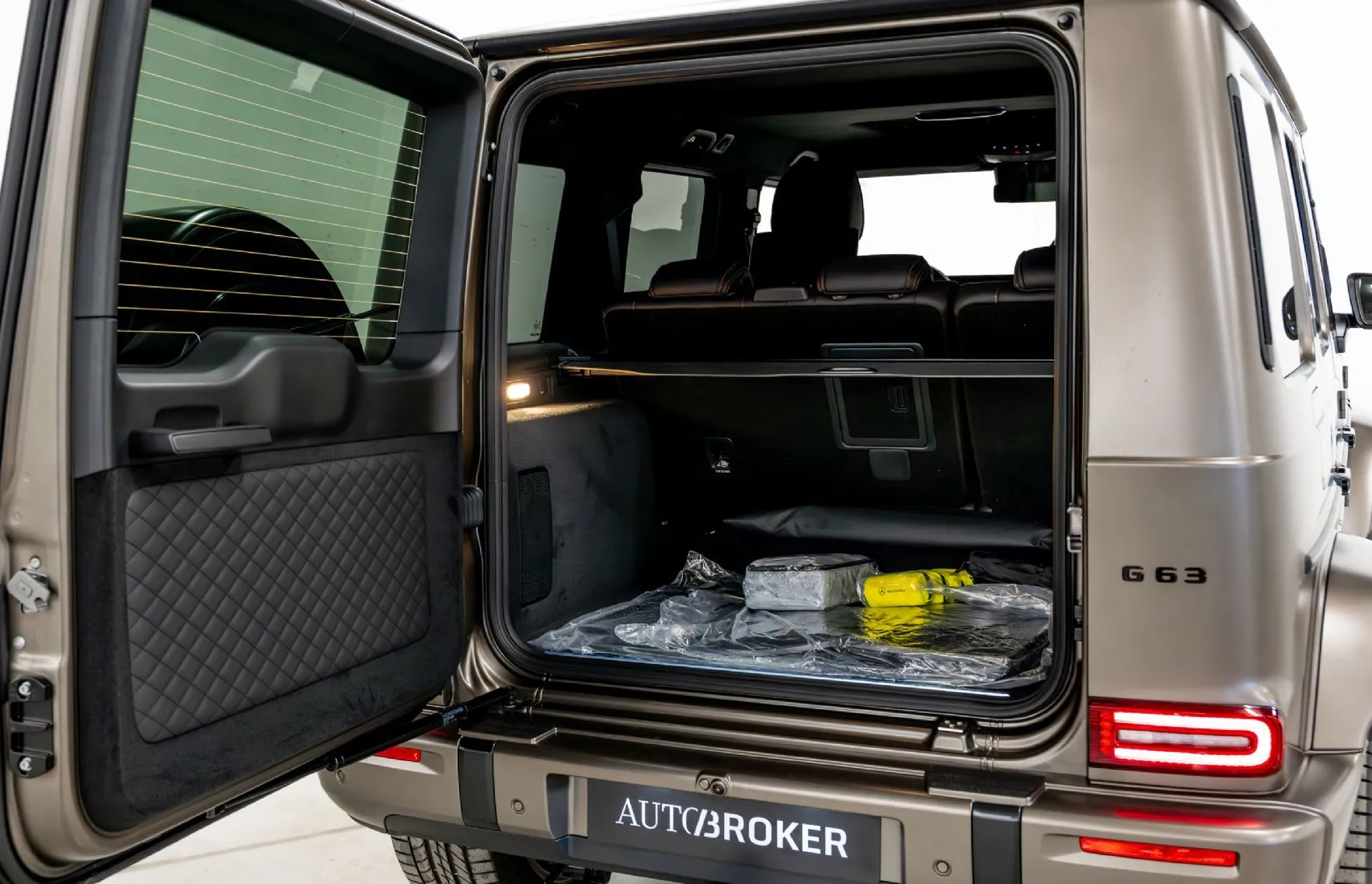 Zunanja slika - Mercedes-Benz G-Razred - MB G63 AMG MY 2026 - MONZA GREY MAGNO - VSA OPREMA - 9