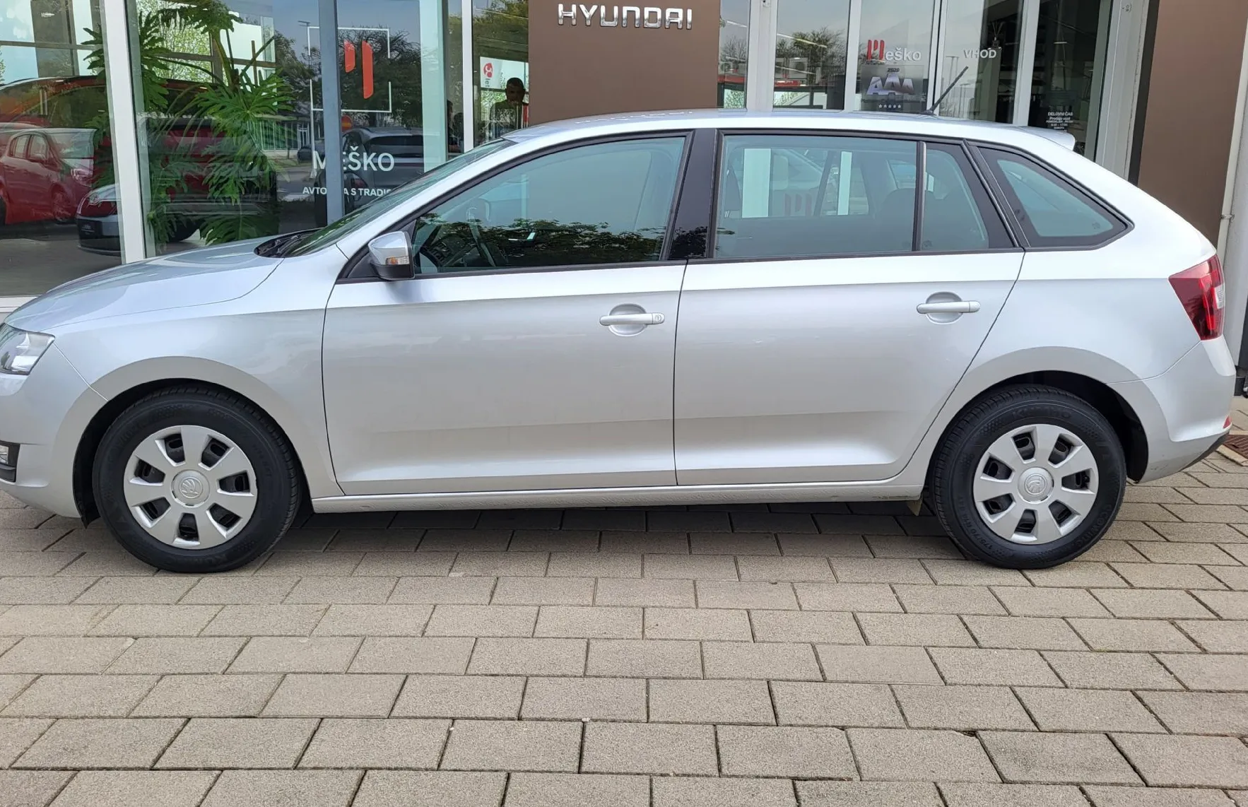 Zunanja slika - Škoda Rapid - 1.0 TSI slo-1last-ac-el.paket-vl.kljuka-Bluetooth - 3