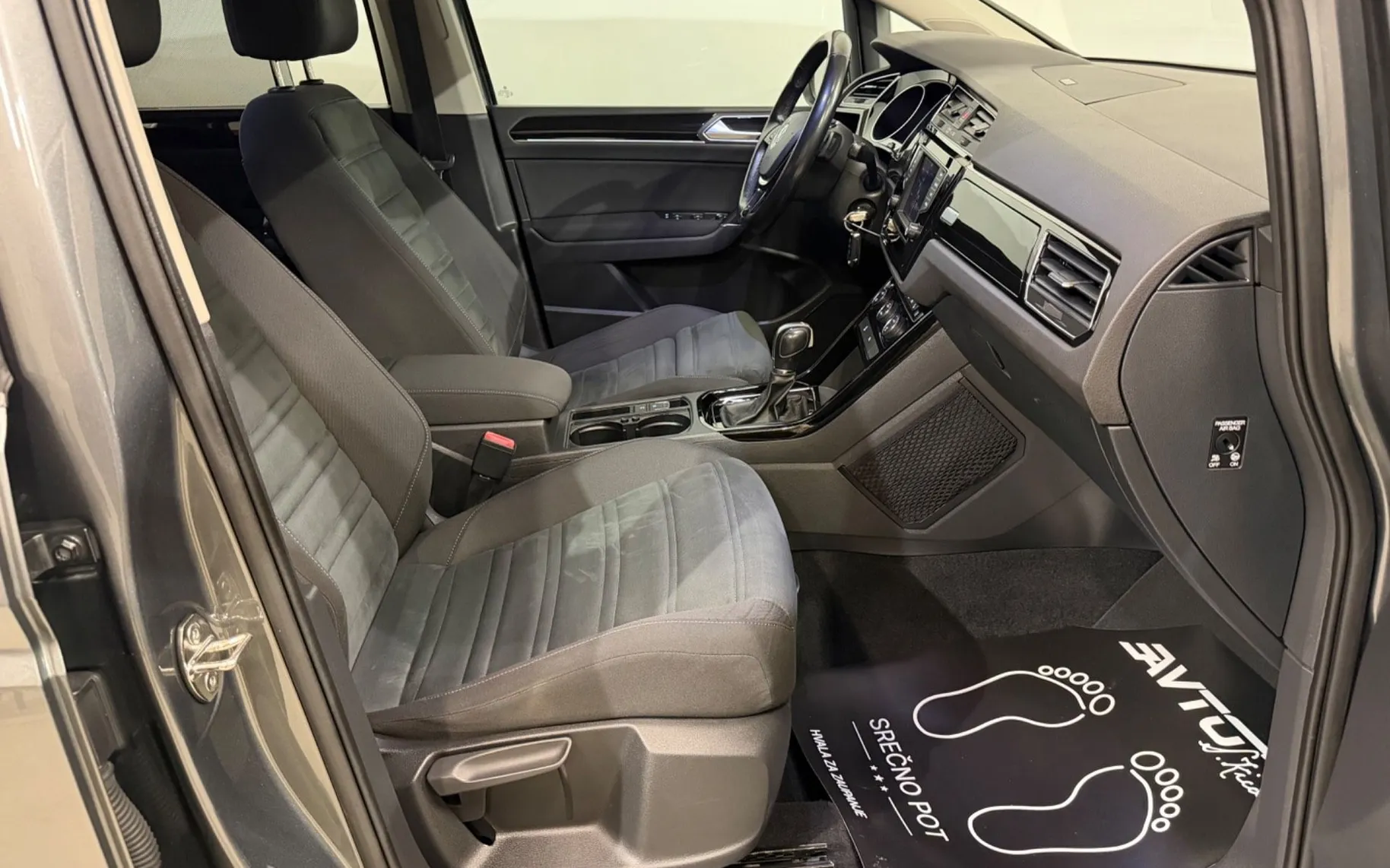 Notranja slika - Volkswagen Touran - 2.0 TDI-R-LINE-DSG-LED-KAMERA-NAVI-PDC-RADAR TEM - 10