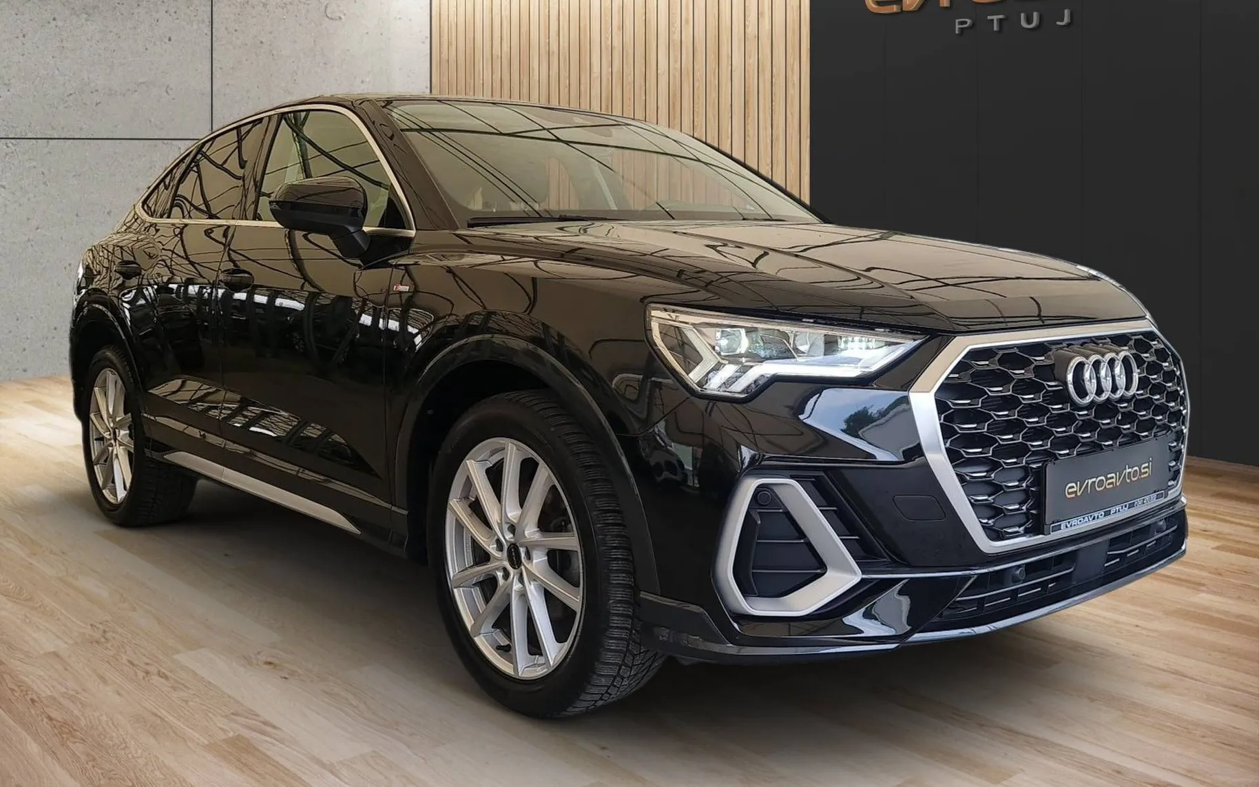 Notranja slika - Audi Q3 Sportback - 35 TFSI S line S tronic  Matrix   Virtual   Kamera - 8