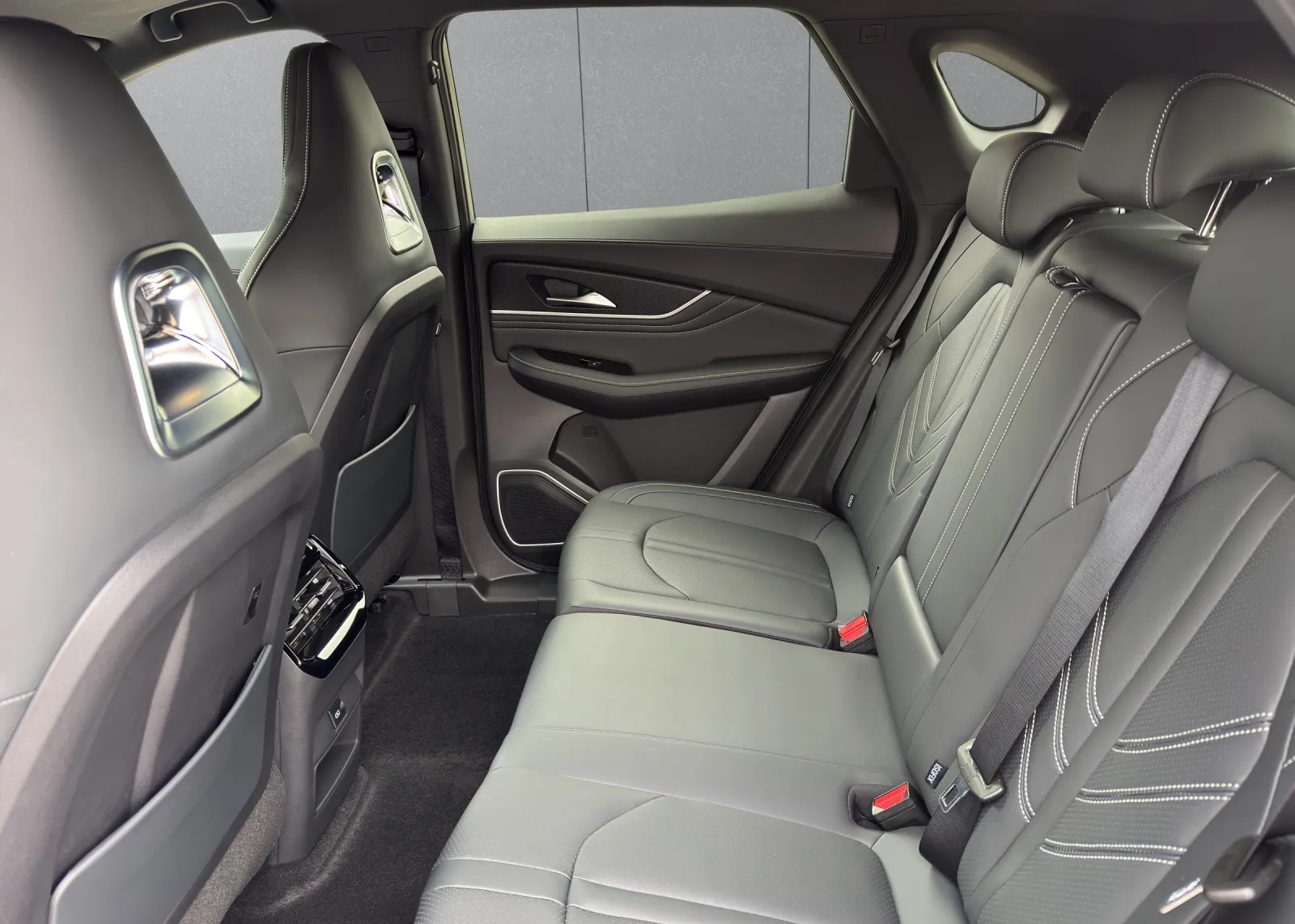 Zunanja slika - Forthing T5 Evo EV - FRIDAY 64.4kWh + PANORAMA + DAB + RADAR + BLISS + - 7