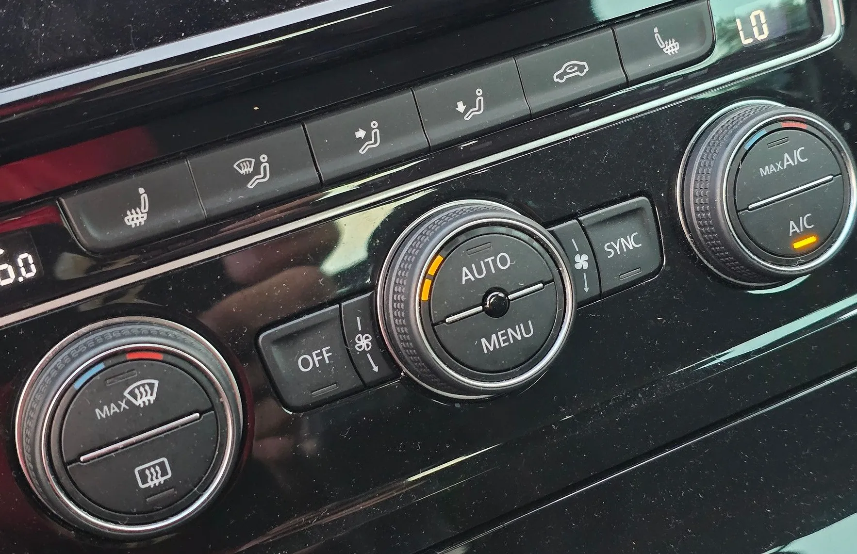 Zunanja slika - Volkswagen Golf - 1.0 TSI BMT ALU PLATIŠČA-ZASLON-1.LASTNIK-KOT NOV - 17