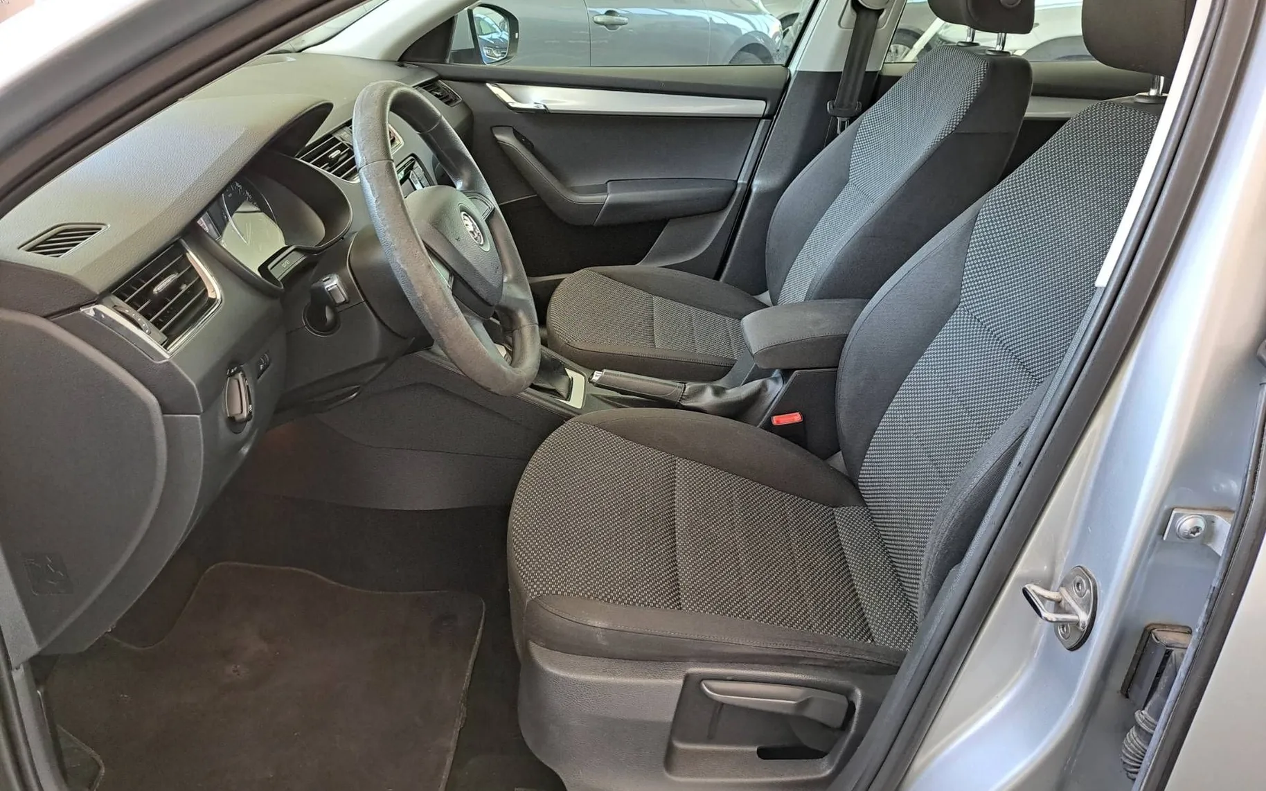 Notranja slika - Škoda Octavia - 1.6 TDI-MODEL 2016-ODLIČNA-KOT NOVA-1 LASTNIK... - 9