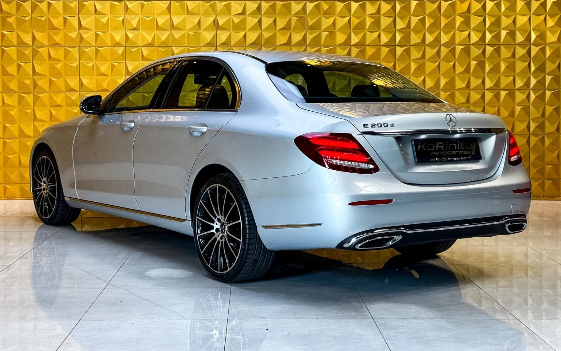 Notranja slika - Mercedes-Benz E-Razred - E200d AUT.-AMBI-NAVI-F1-TEMP-BREZ POLOGA - 9