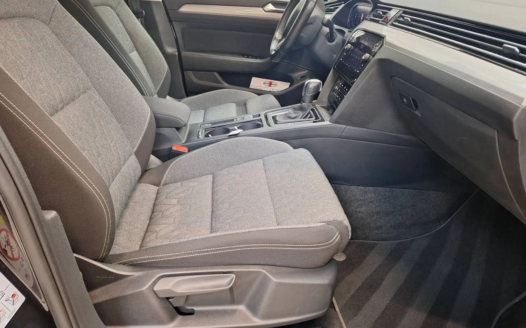 Notranja slika - Volkswagen Passat Variant - 2.0 TDI BMT SCR Business DSG 110kW - 9
