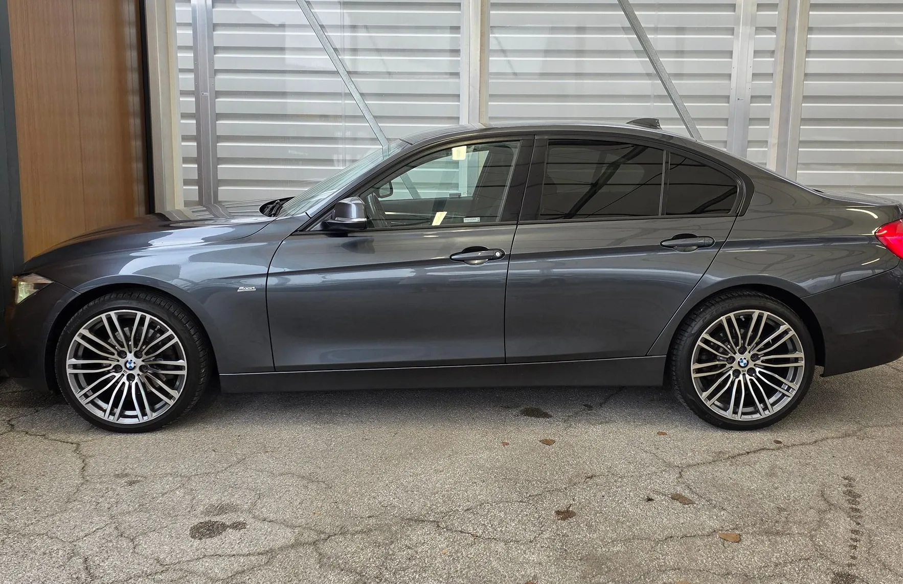 Zunanja slika - BMW Serija 3 - : 330i xDrive Sport Line- LED - VEL.NAVI - AMBI -PDC - 6