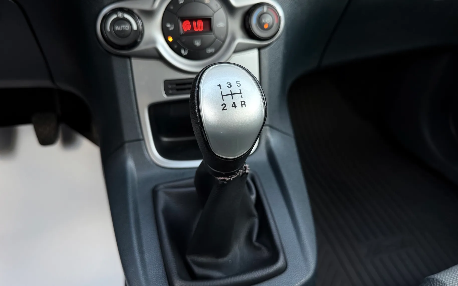 Notranja slika - Ford Fiesta - Ambiente 1,25 16V - 18
