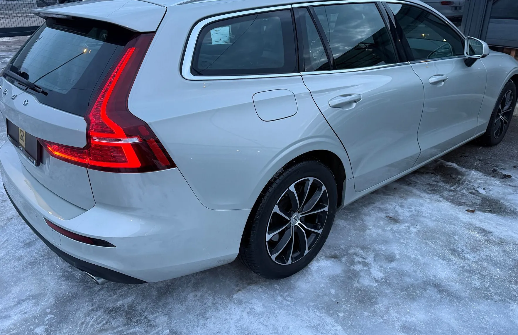 Zunanja slika - Volvo V60 - D4 PANO-FullLED-Usnje-KAM-Mkot-PDC-Gretje-KljukaDE - 5